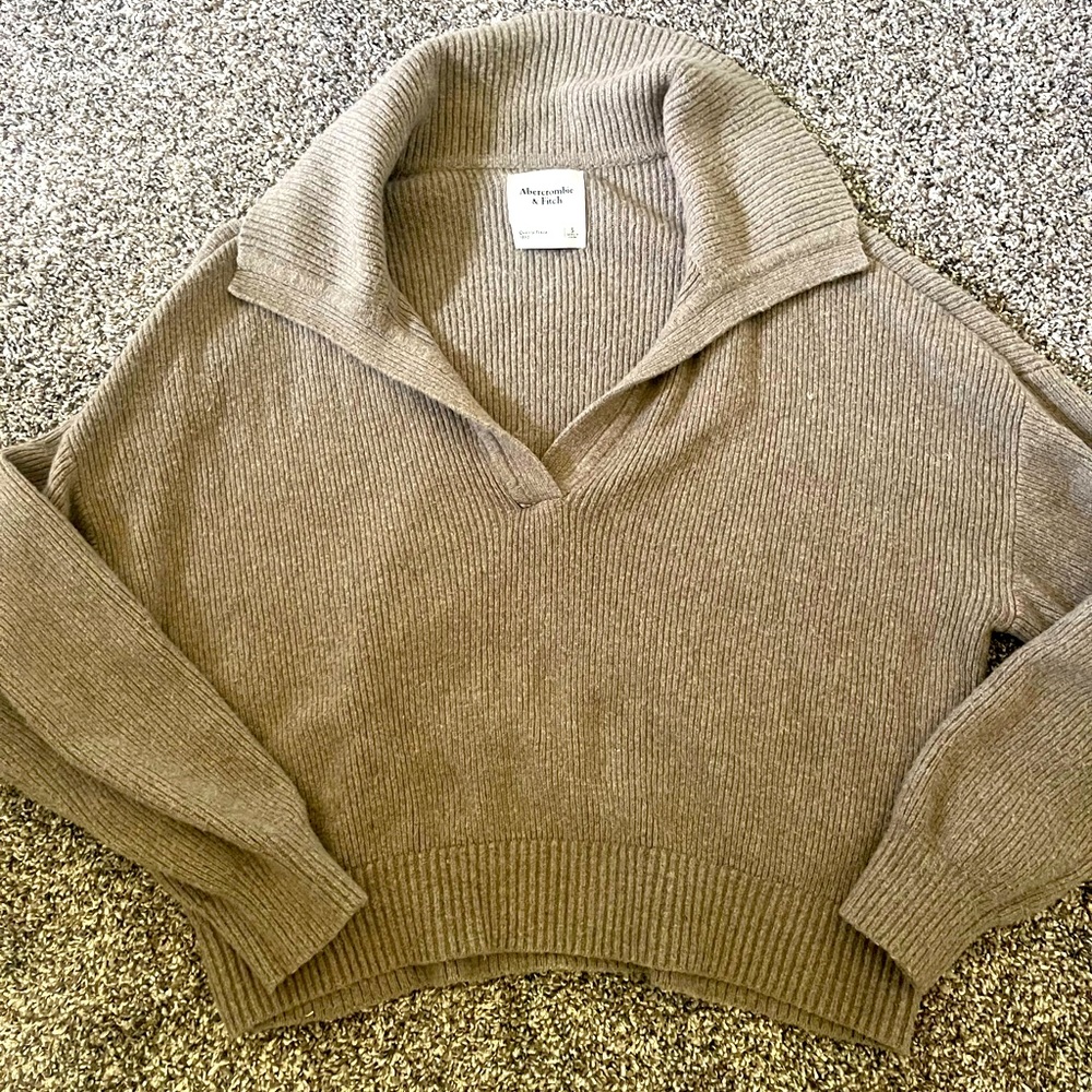 Super Soft Abercrombie sweater with collar